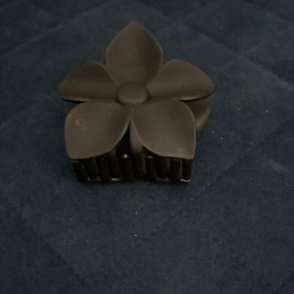 ✨Black Floral Hair Clip